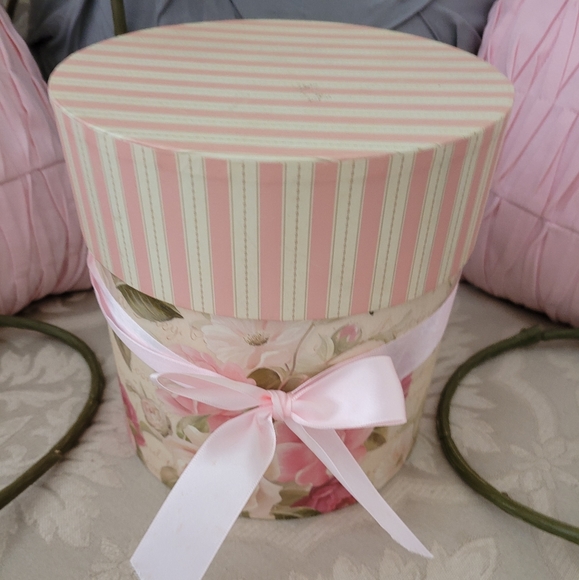 🌸MYSTERY BOX🏈 - Picture 3 of 7